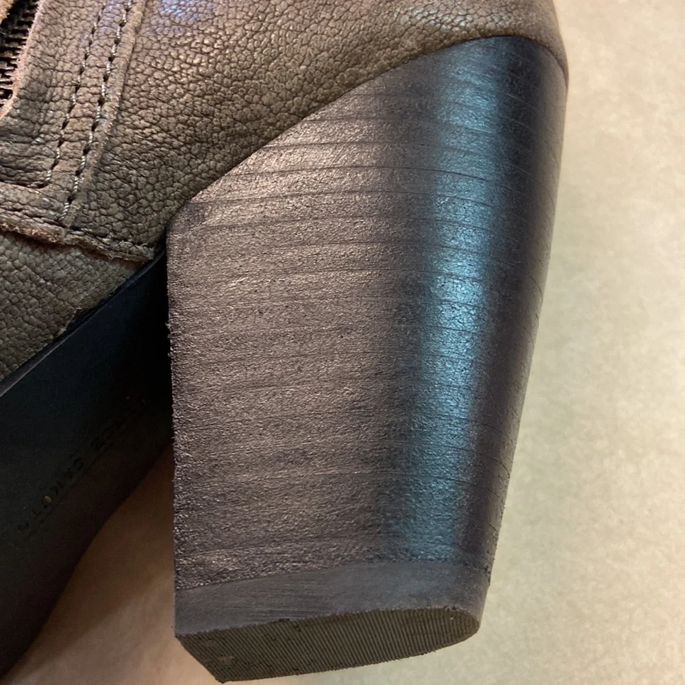 Vince Camuto Belta Stacked Heel Leather Bootie Rounded Toe Pebbled & Ple…